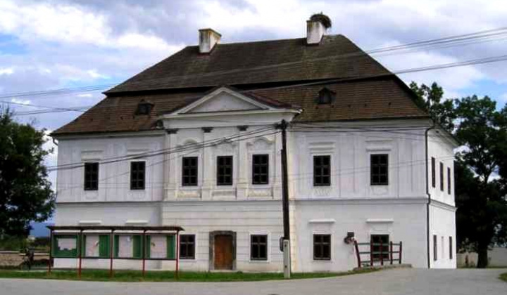 Neskorobarokový kaštieľ