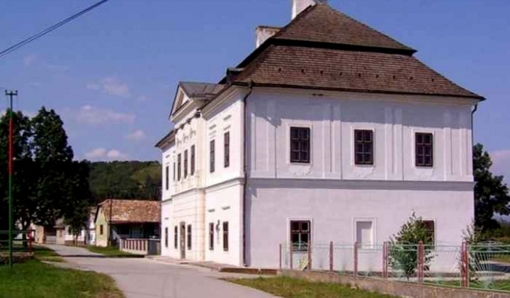 Neskorobarokový kaštieľ